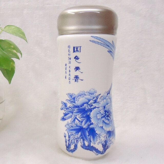 【品名】: 双层活瓷养生保温杯 【材质】：活瓷。采用传统制作工艺1350℃高温烧制而成 无铅无镉，高温抗菌，抗茶色釉面
<br />【规格】：景德镇
<br />
<br />【规格】：高17CM 口径7.2CM 容量250ML
<br />
<br />【花色】：多款