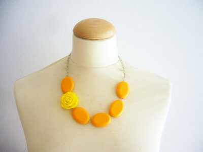 Orange chunky necklace with a yellow flower by stavroula on Etsy