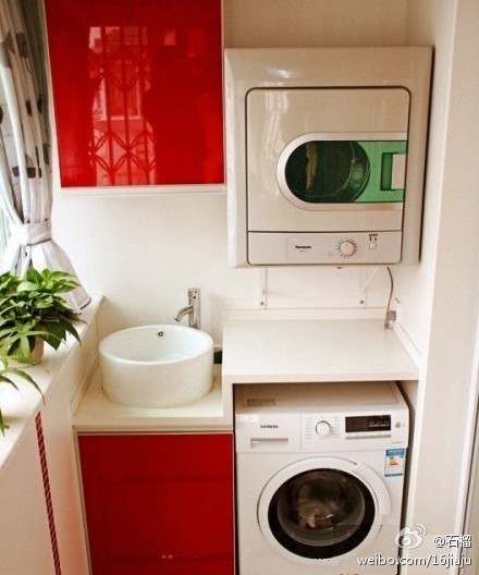 【阳台实用改造】经过简单的改造，阳台的一端就变成了洗漱、洗衣的实用空间！烘干机设置在洗衣机的垂直上方，不但让洗衣干衣过程更加方便，而且丝毫没有多占平面空间！……红白色彩的简约搭配，也让整体感觉利落、大方！