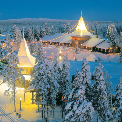  圣诞老人村圣诞老人村是一组木建筑群，包括有正门的尖顶、餐厅、花圃、圣诞老人办公室、居所、邮局、礼品店、驯鹿园等。拉普兰人住宿的篷帐、鹿角等也是颇有意思的纪念品。在这里还可以得到一张跨越北极圈的证书—…