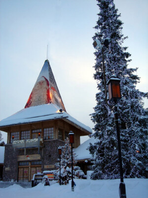 　  圣诞老人村圣诞老人的传说，来自于遥远的欧洲历史。在1882年，一位美国诗人第一次描绘出了他的形象：面颊像玫瑰，鼻子似樱桃，常常欢乐笑靥，两腮长满白胡子，每逢圣诞前便会驾着驯鹿雪橇来到村镇里，从民居烟囱爬下，送礼物给乖的孩子们。从此，圣诞老人形象开始广泛流传并且深入人心，许许多多小孩都想知道他究竟来自何方。历史上传说，芬兰是最早迎接圣诞老人安居的国家。芬兰和苏联于1927年确定以拉普兰省的“耳朵山”为两国通往北冰洋的国界线，芬兰的儿童故事大王玛尔库斯从中获得了灵感，他在电台讲故事时说，圣诞老人和两万头驯鹿一起就住在这座“耳朵山”上，正是因为有“耳朵”，圣诞老人才能在北极听到世界上所有孩子的