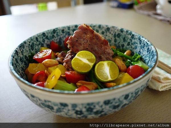 和風(fēng)香料燒肉 炒什錦時(shí)蔬拌黃飛紅花生 馬鈴薯炊飯