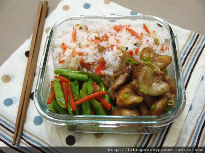 菱角燒雞丁 蒜香四季豆 鮭魚拌飯