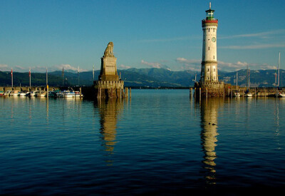 Lindau Lighthouse, 巴伐利亚州，德国。此座灯塔是德国最南端的灯塔，已有150年的历史。这广阔的水面就是康斯坦茨湖，东临奥地利，西南方则是瑞士。