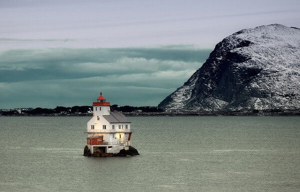 .Stabben lighthouse near Florø, 挪威。挪威位于斯堪的纳维亚半岛西部，海岸线极其蜿蜒曲折，构成了挪威特有的峡湾景色。在峡湾这种特殊的海岸线地形里，灯塔的作用更加重要。从某种程度上说，挪威就是那个灯塔之国。