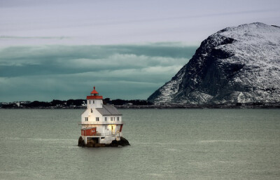 .Stabben lighthouse near Florø, 挪威。挪威位于斯堪的纳维亚半岛西部，海岸线极其蜿蜒曲折，构成了挪威特有的峡湾景色。在峡湾这种特殊的海岸线地形里，灯塔的作用更加重要。从某种程度上说，挪威就是那个灯塔之国…