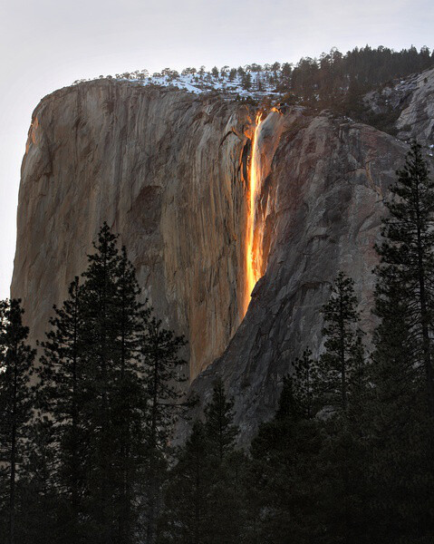 这张照片是由Rob Kroenert于2010年2月18日的时候在约塞米蒂国家公园（Yosemite National Park）拍摄到的。在每年2月份的时候，马尾瀑布（Horsetall Falls ）在夕阳的照射下会变成金黄色。【拖~】