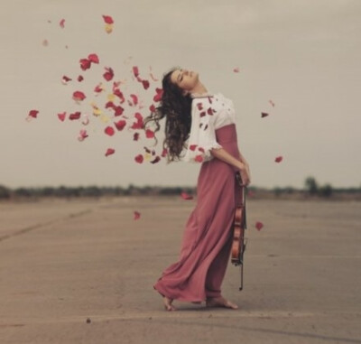 给我一个在我伤心时买酒给我的男人 给我一个能在我哭的时候说你哭大点儿声的男人 给我一个怕我手划破但是不怕为我死的男人 给我一个曾经伤痕累累之后才学会感恩和牵念的男人 给我一个被我把胳膊压麻都舍不得抽开怕弄…