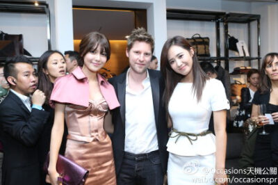  #Burberry 香港首間旗艦店開幕派對# @Burberry，有#少女時(shí)代#的Soo Young 和Yuri和Burberry的設(shè)計(jì)主帥Christopher Bailey