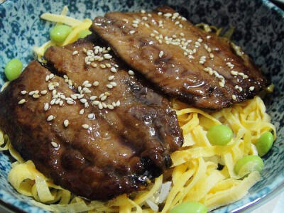 偽蒲燒鰻魚丼（蒲燒秋刀魚丼） 錦系卵絲，毛豆仁