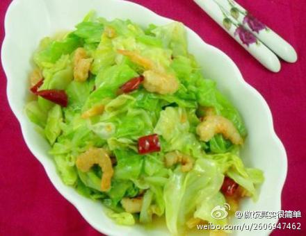 【爆炒圆白菜】1．圆白菜去帮，手撕成小片状，然后洗干净，沥干水分，把葱、姜、蒜切成末待用；2．在锅内加适量油，放入干辣椒段、花椒炒香，再加葱、姜、蒜末略炒，下圆白菜片煸炒；3．加些酱油，少许陈醋、白糖、精盐、鸡精，调好味，炒几下即可出锅。