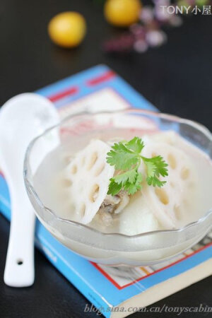 材料 排骨   山药   盐   莲藕   料酒   香菜   作法 1.排骨冲洗干净； 2.放入冷水里煮开后再冲洗，这叫焯水； 3.再次放入锅里，加入冷水，大火煮开后加料酒改中小火炖40分钟； <br />4.加入莲藕继续炖30分钟； <br />5.加入山药再炖10分钟； <br />6.用盐调味，加入香菜即可出锅。