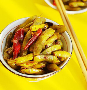 材料 毛豆  500克 花椒  30粒 十三香   花雕  15毫升 熟辣椒粉  1勺 干辣椒  50克 草果  1个 盐   白醋   糖  1勺 <br />作法 <br />1.将毛豆清洗干净2.用剪刀在毛豆两头煎出小小的缺口3.将毛豆放入锅中，加足量的水，再倒入调味料、花雕、盐；大火煮开后，转小火煮大约半个小时，直到毛豆完全变软。4.煮好的毛豆捞出沥干水分5.炒锅上火，倒入少量油，加花椒和干辣椒，慢焙炒香后倒入毛豆。6.倒入少量白醋，持续翻炒入味。7.再加入熟辣椒和糖8.持续翻炒2分钟使毛豆充分入味。