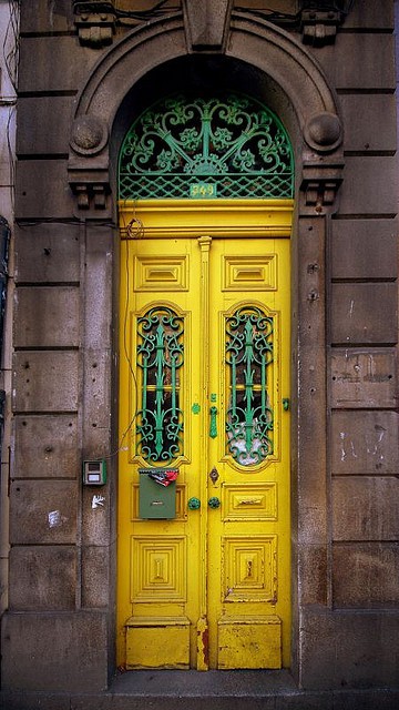 Porta amarela / Yellow Door Rua Fernandes Tomás, 749 - Porto - Portugal