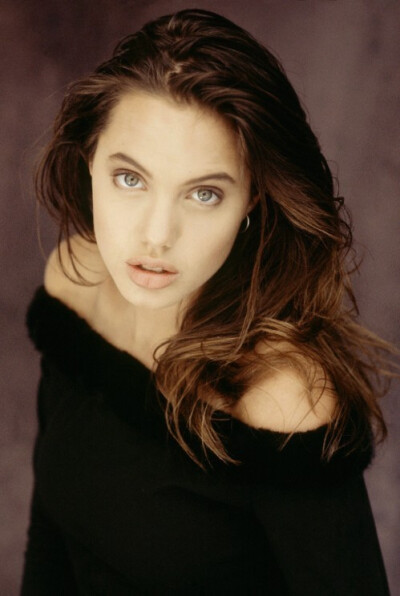 16岁时的 安吉丽娜·朱莉（Angelina Jolie）。