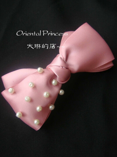 这款珍珠是手缝上去的，很牢固的。粉色这种温暖的颜色，永远都不会过时，就像姑娘们的美丽一样。