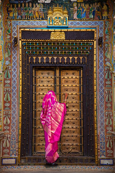 door in the birkaner fort, birkaner, rajasthan, india