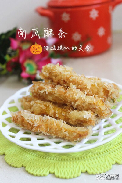 #美食#【南瓜酥条】做法：1）南瓜去籽，去皮，切成长条，1.5厘米宽就可以的。2）取一点盐和鸡精放在盘子里面，用勺子把鸡精压碎。3）放入几勺的面粉拌匀，把南瓜条先放在蛋清里面沾匀。4）再放面粉里面沾匀，再放在…