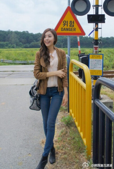 小猎装、仔裤、短靴，帅气的旅行style，给自己一个美好的旅行纪念吧~~