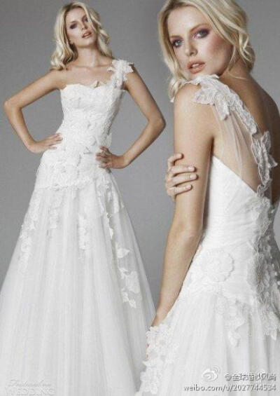 Blumarine 2013 Bridal Collection 精致的薄纱单肩设计。