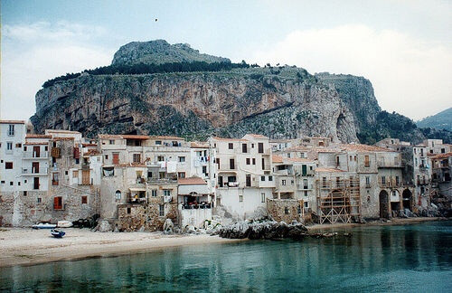 Cefalu, Sicilia / photo by Leandro Agró recap：西西里的美丽传说