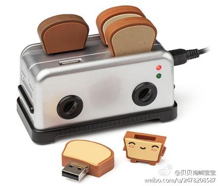 【U盘也卖萌: 面包机形状U盘&USB hub】这是一个神奇的U盘，不是一个只能存东西的U盘那么简单哦。U盘拿来做什么的，存文件？放电影？不是吧，这么弱，难道你们会喜欢一个超级丑，然后就是拿来存文件用的U盘？