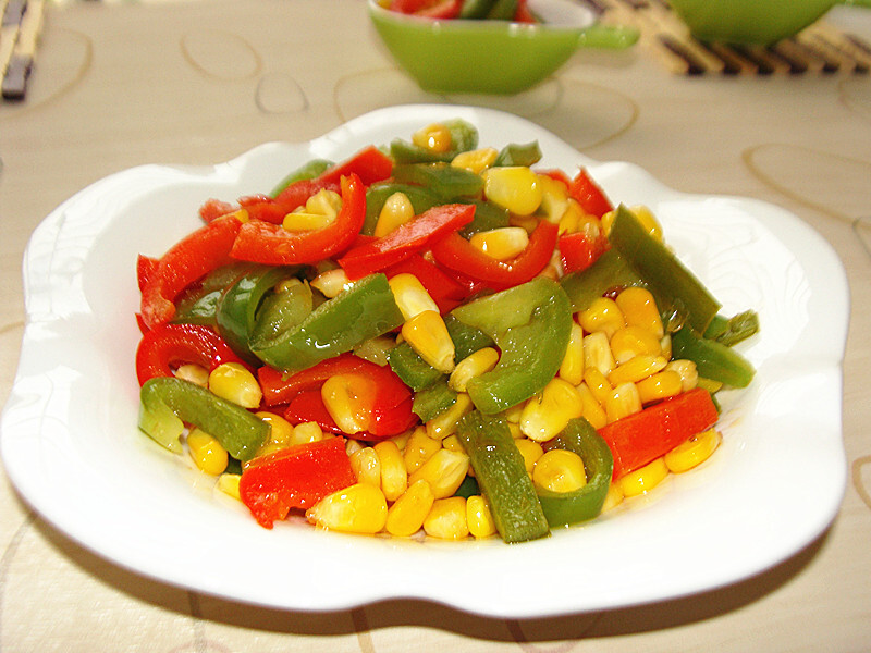 玉米炒彩椒红,绿甜椒切小长条状.