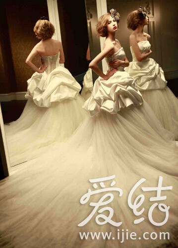 Linli Wedding Collection，来自台湾的婚纱品牌，1987年成立于台北，2005年进入上海，2010年试衣店进驻北京。唐志中、董洁、selina（任家萱）、卫斯理&朱芯仪等众多艺人选择的婚纱。