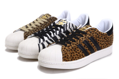 2012三叶草Adidas Superstar 2 FA SS YNG·Animal Pack豹纹斑马纹男鞋限量系列 动物花纹大当其道，adidas Originals推出以斑马纹和豹纹为设计灵感的一组Animal Pack.选取Superstar经典鞋款，采用皮质鞋面，配以仿动物…