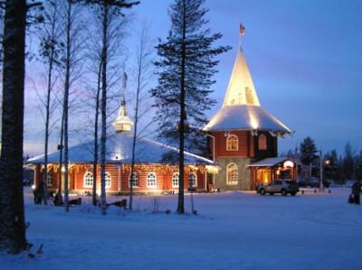 【聖誕老人村Santa Claus Village】位在芬蘭城市Rovaniemi羅瓦涅米，被芬蘭人認為是聖誕老人的居所，於是在以北8公里外的北極圈上，建立聖誕老人村，是一組木建築群，包括有正門的尖頂、餐廳、花圃、聖誕老人辦公室…