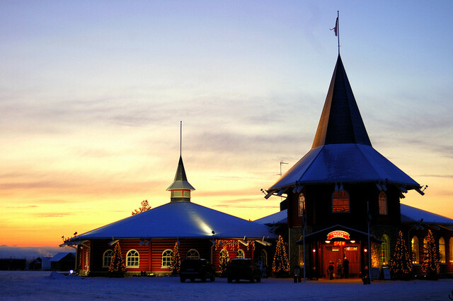 【聖誕老人村Santa Claus Village】位在芬蘭城市Rovaniemi羅瓦涅米，被芬蘭人認為是聖誕老人的居所，於是在以北8公里外的北極圈上，建立聖誕老人村，是一組木建築群，包括有正門的尖頂、餐廳、花圃、聖誕老人辦公室、居所、郵局、購物商場、鹿園等。聖誕老人概念起源於4世紀一位主教Saint Nicholas悄悄送禮給聖徒，傳進英語成為Santa Claus也就相應的成為聖誕老人的人物。聖誕節前夕，許多國家的孩子們寄信給聖誕老人，希望自己收到聖誕禮物，現在許多歐美國家的郵局，為免讓孩子失望設立專人回覆來自世界各地的信件，其中最熱門的就是芬蘭http://39986.cn/people/mblog/52573839/detail/