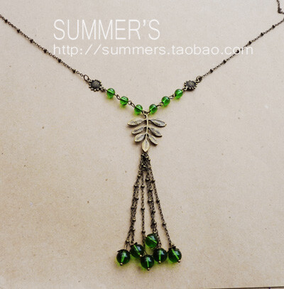 这是一款绿色主题的Y字链 我使用了古铜色的复古枝叶作为连接 下方用绿色珠子做成穗子的样子 每颗珠子都带有一个花托 每一枚都像一颗果实一样可爱