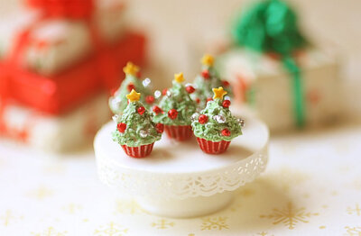 Dollhouse Miniature Food - Christmas Tree Cupcakes