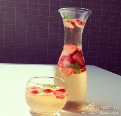 【草莓sangria】sangria的做法因人而异，草莓，薄荷，白葡萄酒，ginger ale，桃子syrup。可现做现喝，也可腌制一天再喝，味道更芳醇一点。