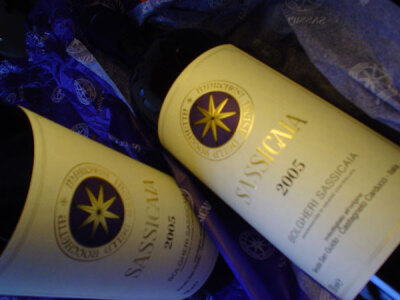 “超级托斯卡纳”。西施佳雅是第一个被从IGT等级升级成为DOC等级的葡萄酒，这是一款以赤霞珠为基础的葡萄酒，由圣?奇诺酒庄在1986年首次酿造，采用的是从拉菲酒庄引种的葡萄。 西施佳雅 Sassicaia 酒园：圣圭…