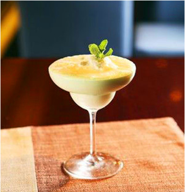 【贝里斯奶酒Bailey‘s Milk】很适合喜欢奶香味的人,奶酒本身具有甜味且酒精浓度不低，因此加入鲜奶和少许冰块调味会更顺口~材料:爱尔兰奶酒1.5盎司、鲜奶1盎司 制作:1、宽口杯中放入冰块五分满，依次加入奶酒与牛奶…