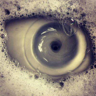 视觉志 Redditor 上的一张照片，作者Liammm试图拍摄水槽排水，却拍到了清盘后的眼睛。（1200x1200）