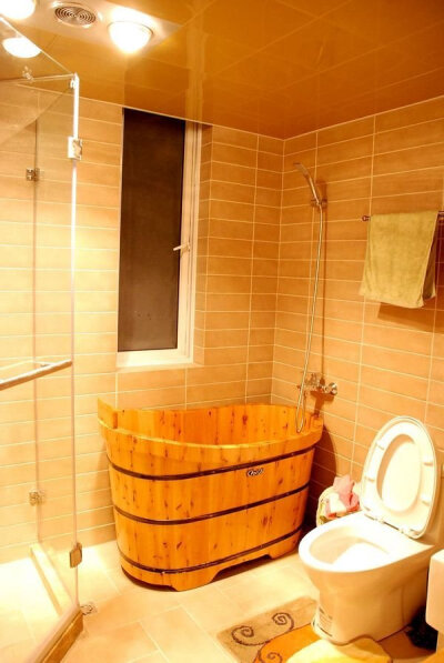 房子虽然小，但是有个大厕所，面积将近6个平方，淋浴泡澡都可以满足了 开了浴霸拍出来的颜色好偏。。
