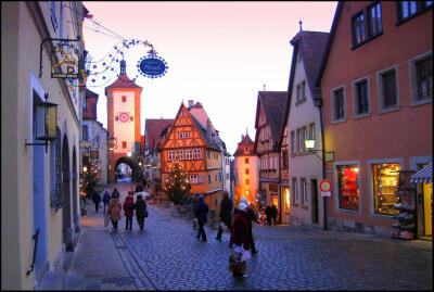 【羅騰堡Rothenburg ob der Tauber】位在德國陶伯河上的中世紀古城，歷史上幸運多次躲過戰爭得以保存完整的童話王國，市政廳為中心點道路成放射狀展開，尖尖紅瓦屋頂、德國傳統木椼建築、石磚路為主要特色，每年遊客…