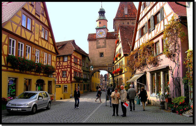 【羅騰堡Rothenburg ob der Tauber】位在德國陶伯河上的中世紀古城，歷史上幸運多次躲過戰爭得以保存完整的童話王國，市政廳為中心點道路成放射狀展開，尖尖紅瓦屋頂、德國傳統木椼建築、石磚路為主要特色，每年遊客…