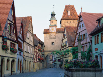 【羅騰堡Rothenburg ob der Tauber】位在德國陶伯河上的中世紀古城，歷史上幸運多次躲過戰爭得以保存完整的童話王國，市政廳為中心點道路成放射狀展開，尖尖紅瓦屋頂、德國傳統木椼建築、石磚路為主要特色，每年遊客…