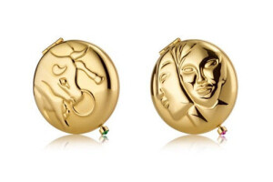 雅诗兰黛2012圣诞系列以浩翰星空穹苍为主题，配上闪烁金色的包装，推出星座粉盒及香氛膏两大特别系列。全系列12款粉盒，各以黄道12宫其中一个星座为标志，开关扣子并缀以施华洛世奇(Swarovski)水晶，非常抢眼！粉盒内藏雅诗兰黛 (Estee Lauder)Lucidity澄光半透明粉饼，让化妆更方便！