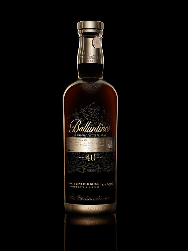 百龄坛（Ballantines）于近期推出了品牌40年威士忌成就之作，以展现百龄坛的创始者 George Ballantine 当年的创见与抱负。此款40年威士忌成就之作由 Ballantines 的首席调酒师 Sandy Hyslop 亲自打造，展现属于百龄坛的极品高年份威士忌。