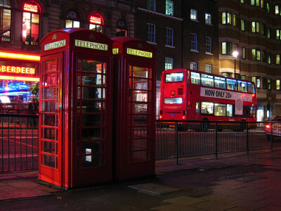 红色电话亭。让人很美好的感觉。 这是伦敦独有的风景。