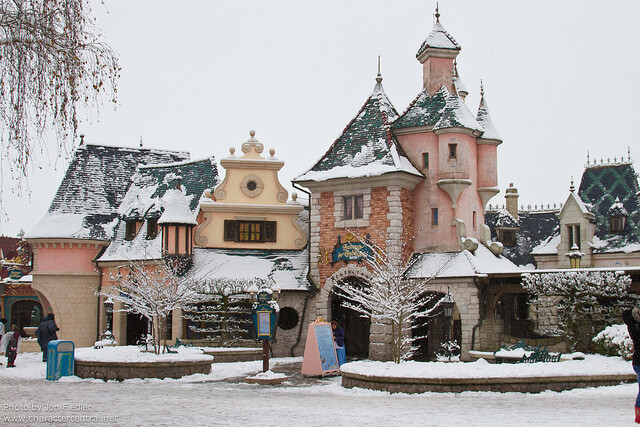 【巴黎迪士尼樂園 法語：Parc Disneyland】位於法國巴黎馬恩河谷的主題樂園，迪士尼第四座樂園，1992年4月12日開幕，初曾因法國當地人反對美國文化遭遇抵制不被看好，城堡建築和加州相同，電影『睡美人』(睡美人城堡靈感來自：德國新天鵝堡)，卻是加州的兩倍，有１４８英呎高更為尖聳。樂園分為五大園區，不同於其它迪士尼的是『發明世界』 園區設計的風格是出自大文豪 Jules Verne 的文學作品、李奧納多‧達文西的畫作風格…等等，更增設歐洲的建築樣式，被譽為是最具童趣的樂園，也是最早關門的迪士尼樂園。