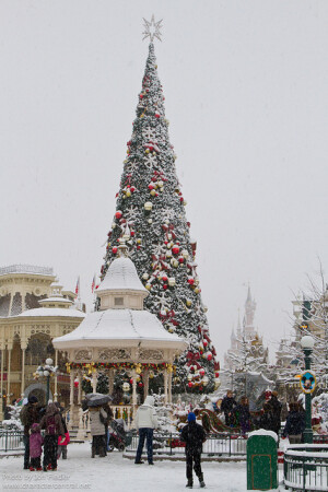 【巴黎迪士尼樂園 法語：Parc Disneyland】位於法國巴黎馬恩河谷的主題樂園，迪士尼第四座樂園，1992年4月12日開幕，初曾因法國當地人反對美國文化遭遇抵制不被看好，城堡建築和加州相同，電影『睡美人』(睡美人城堡靈感來自：德國新天鵝堡)，卻是加州的兩倍，有１４８英呎高更為尖聳。樂園分為五大園區，不同於其它迪士尼的是『發明世界』 園區設計的風格是出自大文豪 Jules Verne 的文學作品、李奧納多‧達文西的畫作風格…等等，更增設歐洲的建築樣式，被譽為是最具童趣的樂園，也是最早關門的迪士尼樂園。