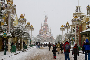 【巴黎迪士尼樂園 法語：Parc Disneyland】位於法國巴黎馬恩河谷的主題樂園，迪士尼第四座樂園，1992年4月12日開幕，初曾因法國當地人反對美國文化遭遇抵制不被看好，城堡建築和加州相同，電影『睡美人』(睡美人城堡靈感來自：德國新天鵝堡)，卻是加州的兩倍，有１４８英呎高更為尖聳。樂園分為五大園區，不同於其它迪士尼的是『發明世界』 園區設計的風格是出自大文豪 Jules Verne 的文學作品、李奧納多‧達文西的畫作風格…等等，更增設歐洲的建築樣式，被譽為是最具童趣的樂園，也是最早關門的迪士尼樂園。