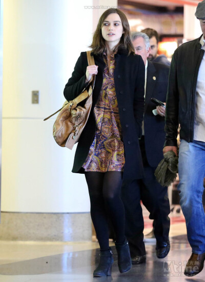 11月10日，英国女星凯拉·奈特莉 Keira Knightley离开洛杉矶国际机场。