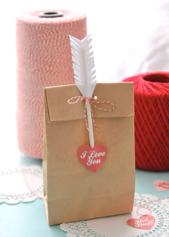 DIY CUPID'S ARROW CUPCAKE + TREAT BAG TOPPERS