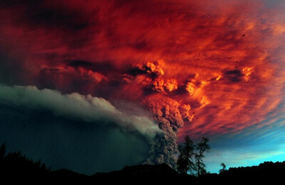 2011年6月5日，智利圣地亚哥以南870公里处Osorno附近的Puyehue火山喷发出的火山灰正在升腾。Puyehue火山近半个世纪以来首次喷发，火山灰形成的烟雾向全球范围扩散。摄影师：Claudio Santana